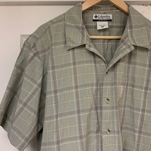 Columbia SS shirt. Size L